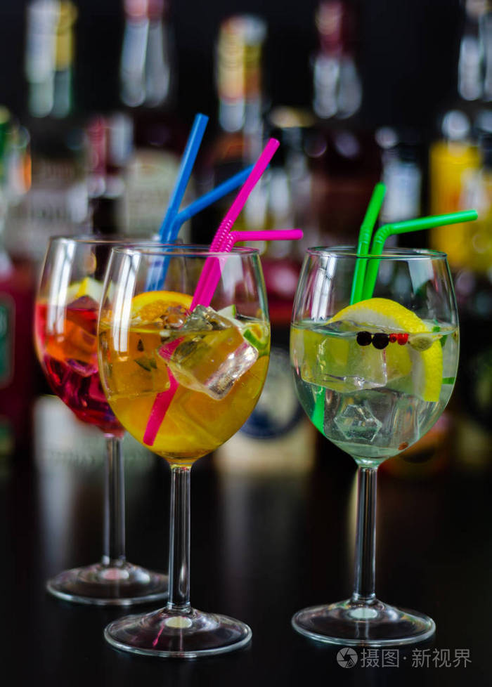 以杜松子酒为基础的新鲜和清爽的鸡尾酒一种独特的草药风味酒吧