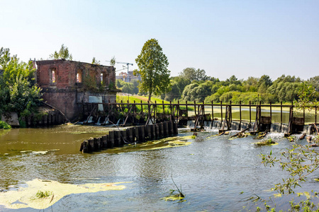 萝拉罗斯俄罗斯纳罗福明斯克纳拉河上一座废弃的旧水坝照片