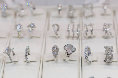 珠宝店展示的钻石订婚戒指。