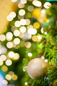 闪闪发光的宝布尔与发光的闪闪发光的金色离焦光Bokeh照明背景与装饰圣诞树。特色节日，节日设计装饰，新年庆典，晚会..