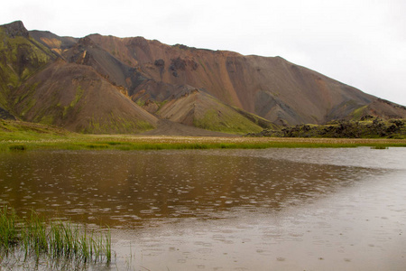 冰岛Fjallabak自然保护区Landmannalaugar地区景观。彩色山脉