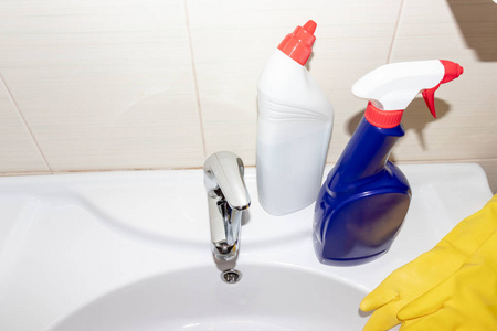浴室水槽上的现代洗涤剂清洁和洗涤用品。