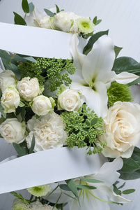 白色纸盒中的白玫瑰和灰色背景