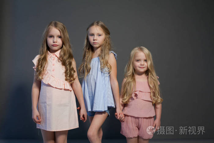 三个小女孩金发碧眼的女朋友姐妹肖像
