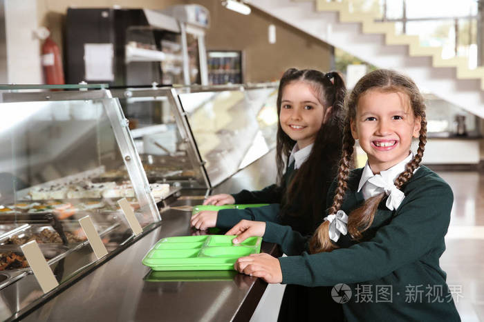 学校食堂供应健康食品的儿童