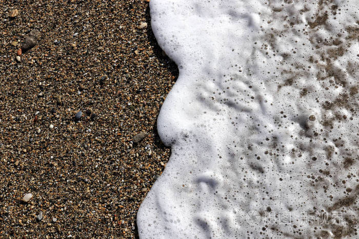 带有海浪泡沫的海滩沙海洋夏季背景
