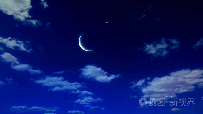 新月和夜空中的许多云. 夜空中有星星. 美丽的夜晚.