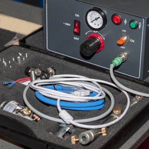 测量车辆系统压力的装置按钮和压力表