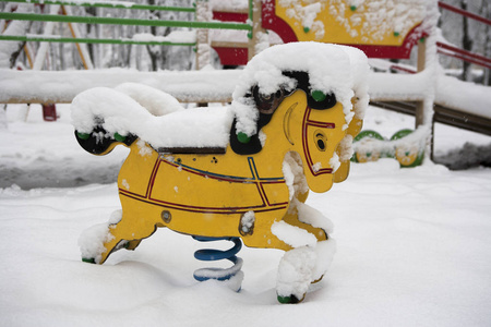 雪中的黄马