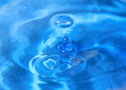 当一滴纯净水撞击液体的表面时，会产生幻想的图案