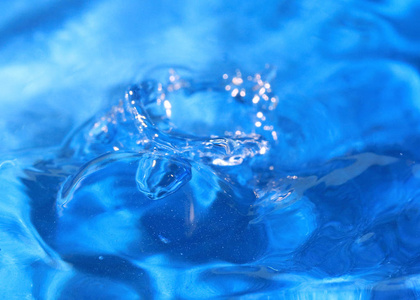 当一滴纯净水撞击液体的表面时，会产生幻想的图案