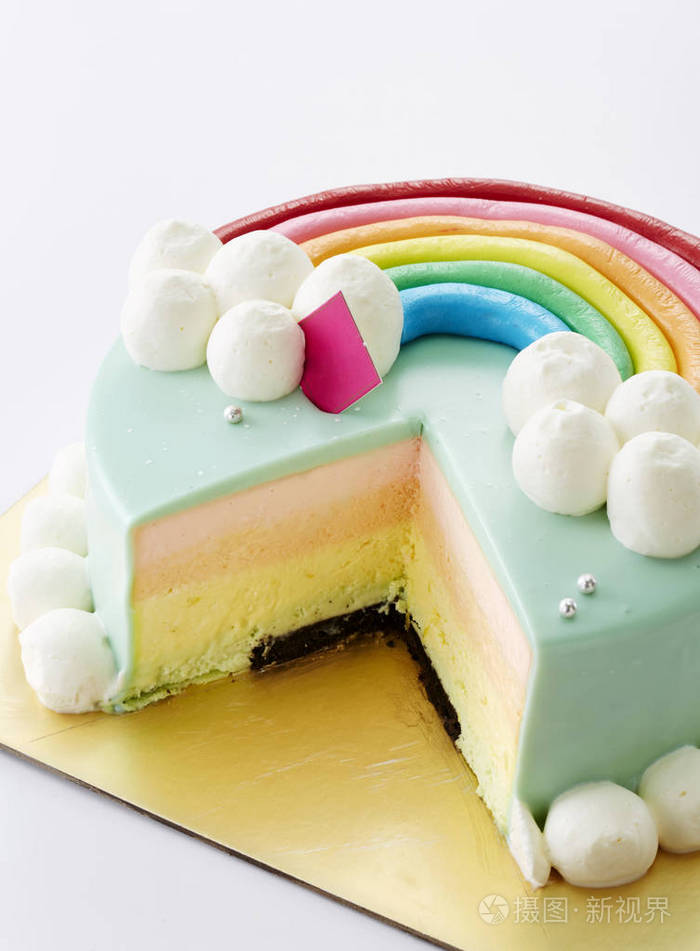 白色背景下分离的美味甜自制蛋糕