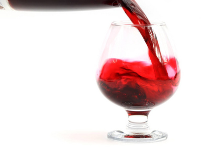 红酒葡萄在倒入玻璃杯中时创造出美丽的图案
