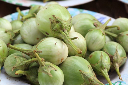 街头食物上的茄子