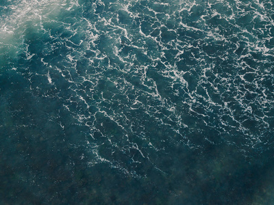 海水海面蓝色的股票图像. 顶部看到绿松石波,清澈的水面纹理.