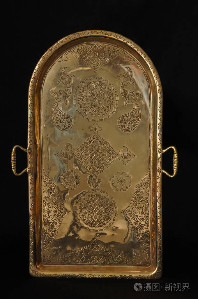 古老的东方金属托盘在黑暗的背景上古董青铜器