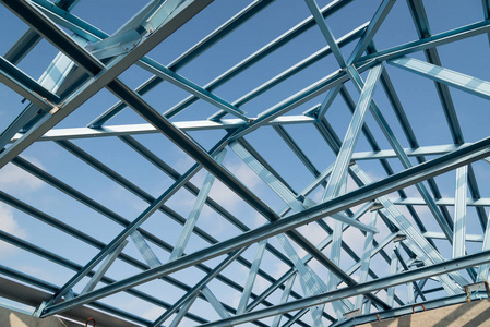 蓝天背景下建筑施工用钢顶架结构。