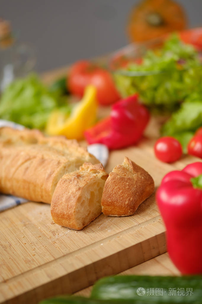 木制桌子上的各种新鲜蔬菜和农场面包. 秋收和健康的天然食品理念.