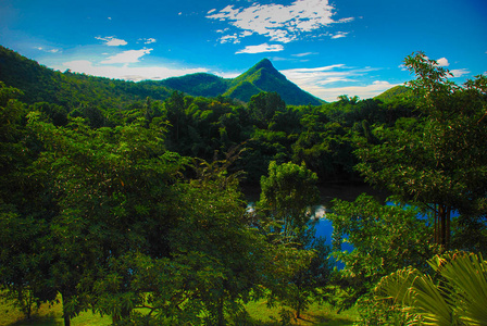 美丽的自然景观，山峰覆盖。