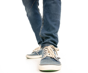 匹克运动鞋男人腿脚牛仔裤运动鞋照片