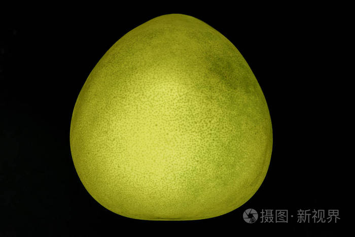 黑色背景下分离的椭圆形黄色柚果