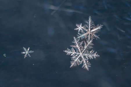 天然雪花宏观冰美的冰冻自然。