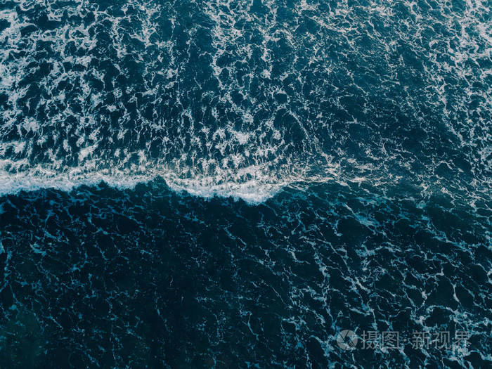 顶部看到绿松石波,清澈的水面纹理. 顶级景观,惊人的自然背景