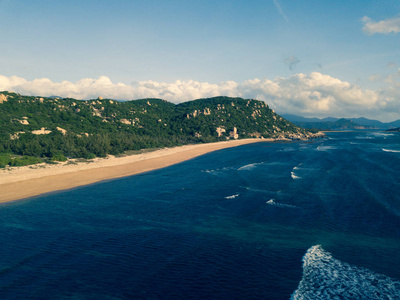 从无人机俯瞰美丽的热带荒岛海滩。 景观天堂热带岛屿海滩的股票形象与蓝色海洋水波海面。 顶级景观和神奇的自然