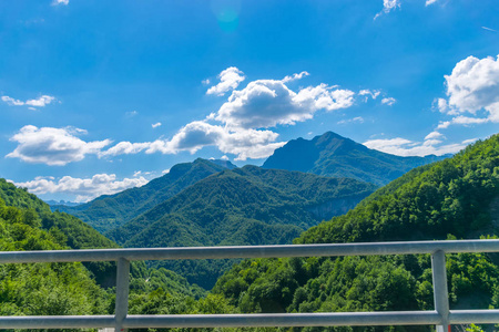 黑山市中心风景如画的山脉