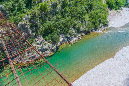 长长的极端悬索铁桥横跨黑山莫拉卡河。