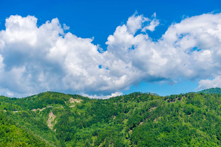 黑山市中心风景如画的山脉