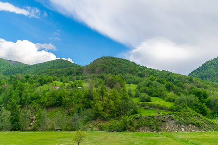 黑山市中心风景如画的山脉