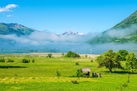 黑山风景如画的山峰之间不寻常的普拉夫湖