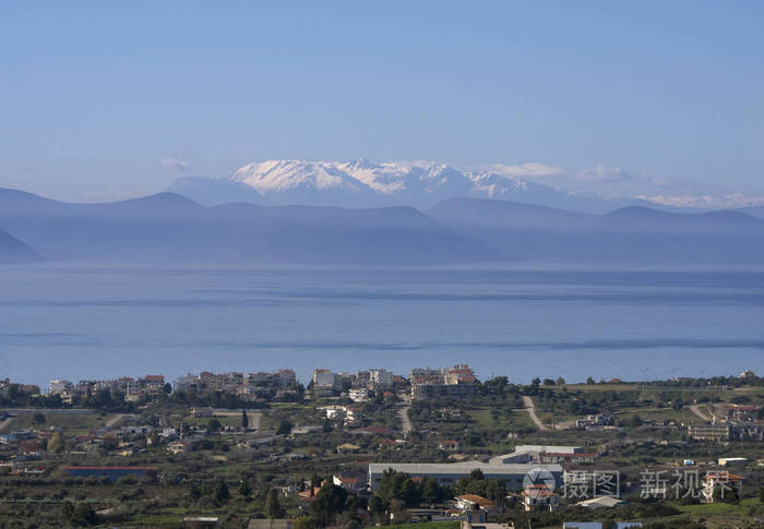 希腊埃维亚岛阳光明媚的一天,白雪覆盖了帕纳索斯山脉