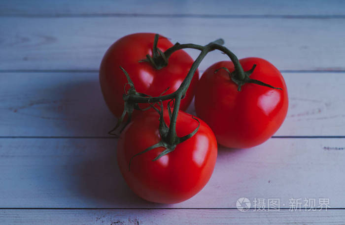 木制背景上的红色多汁西红柿新鲜蔬菜健康食品