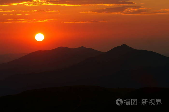 太阳在山上. 比斯扎迪国家公园. 波兰.