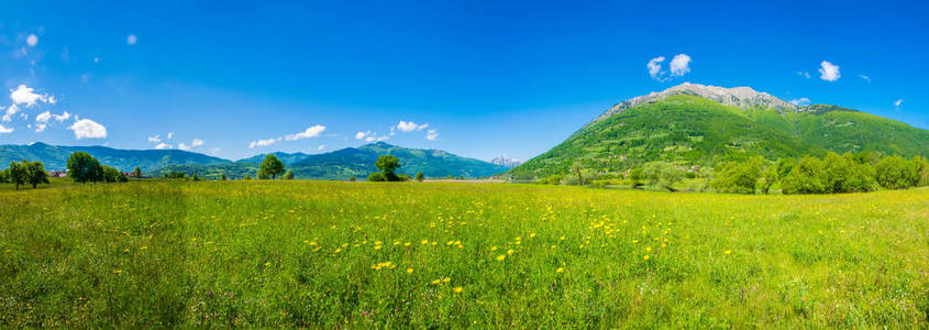 黑山风景如画的山峰之间不寻常的普拉夫湖