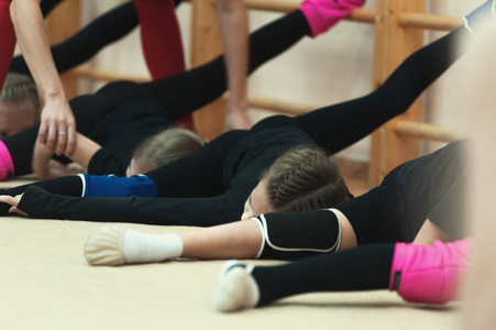在健身房做分校运动的年轻女孩图片