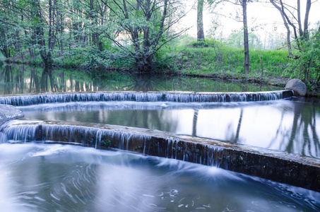 公园里风景如画的小溪上的小瀑布