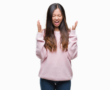 在孤立的背景下庆祝疯狂和疯狂的成功,举起手臂和闭上眼睛尖叫兴奋