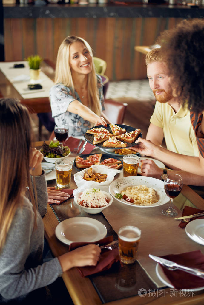 朋友在餐馆吃饭.多民族群体.照片-正版商用图片16bvy3-摄图新视界