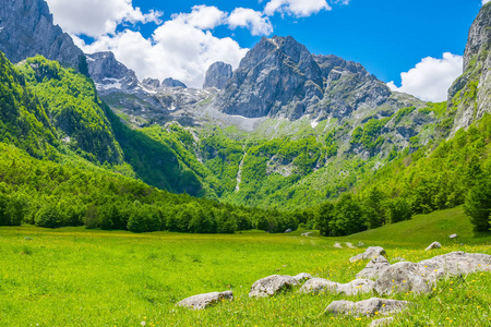 透过高山间如诗如画的平原，观赏土路风景