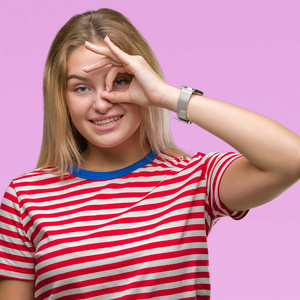 外国女人手年轻的白种人女人在孤立的背景下做ok手势,用手微笑,眼睛