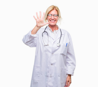 中年金发医生女人，在孤立的背景下，显示和指着第五个手指，同时微笑自信和快乐。