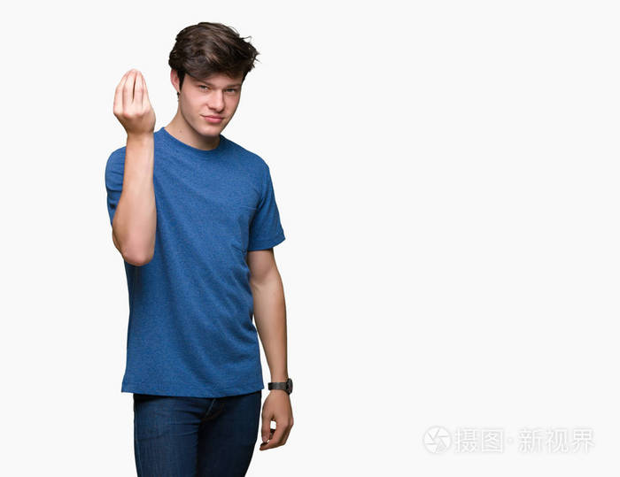 年轻的帅哥，穿着蓝色T恤，背景偏僻，用手和手指做意大利手势，自信的表情