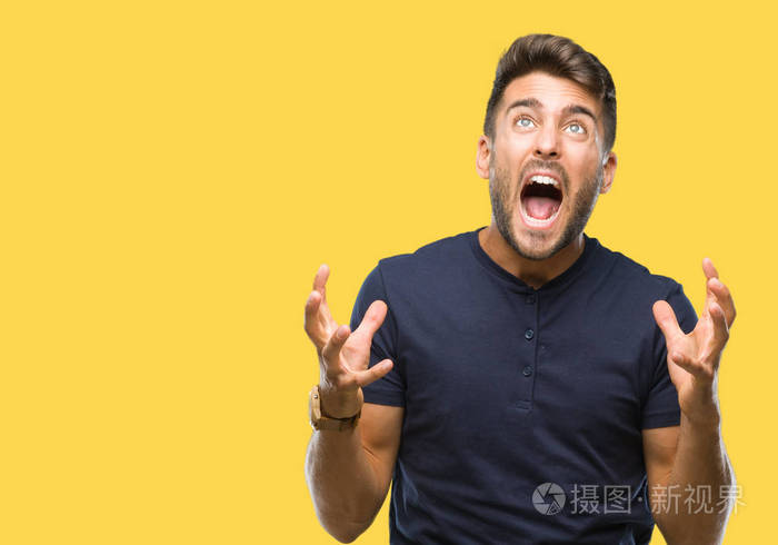 在孤立的背景上疯狂和疯狂的喊叫和喊叫,咄咄逼人的表情和手臂抬起