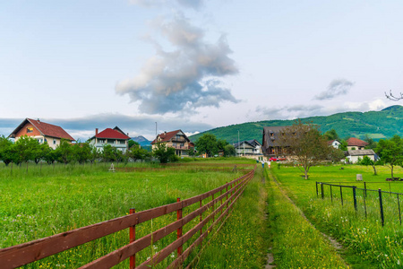 黑山风景如画的山峰之间的一个不寻常的普拉夫湖附近的村庄