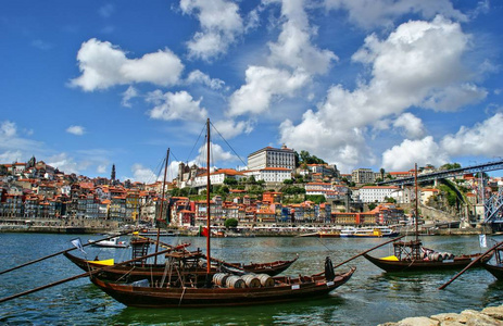 葡萄牙奥波托的杜罗河和传统船只