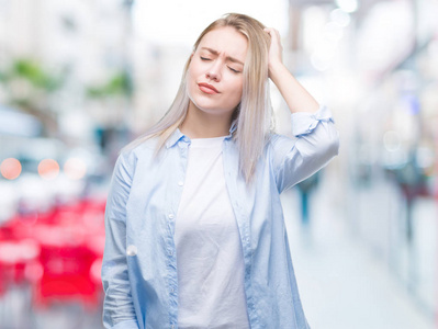 年轻的金发女人对孤立的背景感到困惑和好奇。 不确定，带着怀疑的想法，手在头上。 沉思的概念。