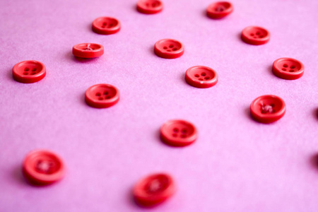 美丽的纹理与许多圆形粉红色按钮缝制, 针线活。复制空间。平躺着。粉红色, 紫色背景
